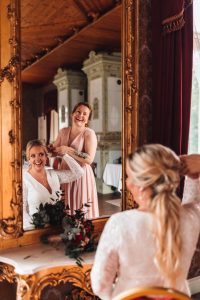 Morsian valmistautuu häihin kaason kanssa.